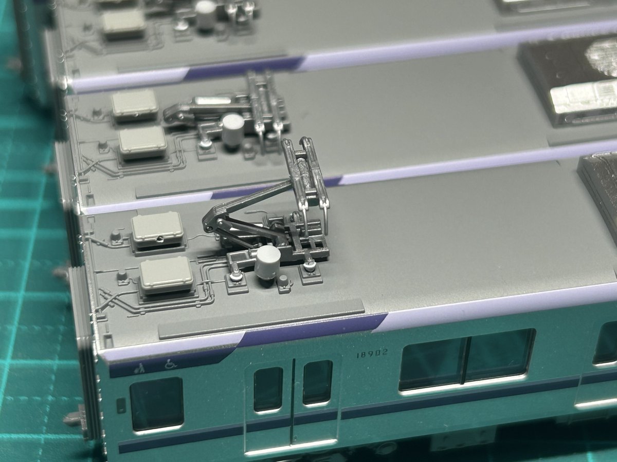 e231_peld_y's tweet photo. KATO東京メトロ半蔵門線18000系、パンタグラフ交換。

プロポーションの良いTOMIX製に。
台枠はスペーシアX用PT7112-C2(6710)アームスリ板はFPS5B(0264)、避雷器はPT-7113-D(0246)のものを接着。ホーンは実物に倣って曲げ直し。

実物見たら東武電車のPT71の方が似てるのでこれでいってみた。 https://t.co/P816pL9zE0
