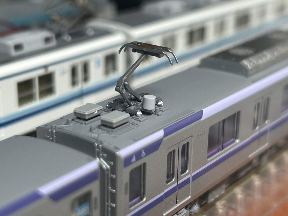 e231_peld_y's tweet photo. KATO東京メトロ半蔵門線18000系、パンタグラフ交換。

プロポーションの良いTOMIX製に。
台枠はスペーシアX用PT7112-C2(6710)アームスリ板はFPS5B(0264)、避雷器はPT-7113-D(0246)のものを接着。ホーンは実物に倣って曲げ直し。

実物見たら東武電車のPT71の方が似てるのでこれでいってみた。 https://t.co/P816pL9zE0