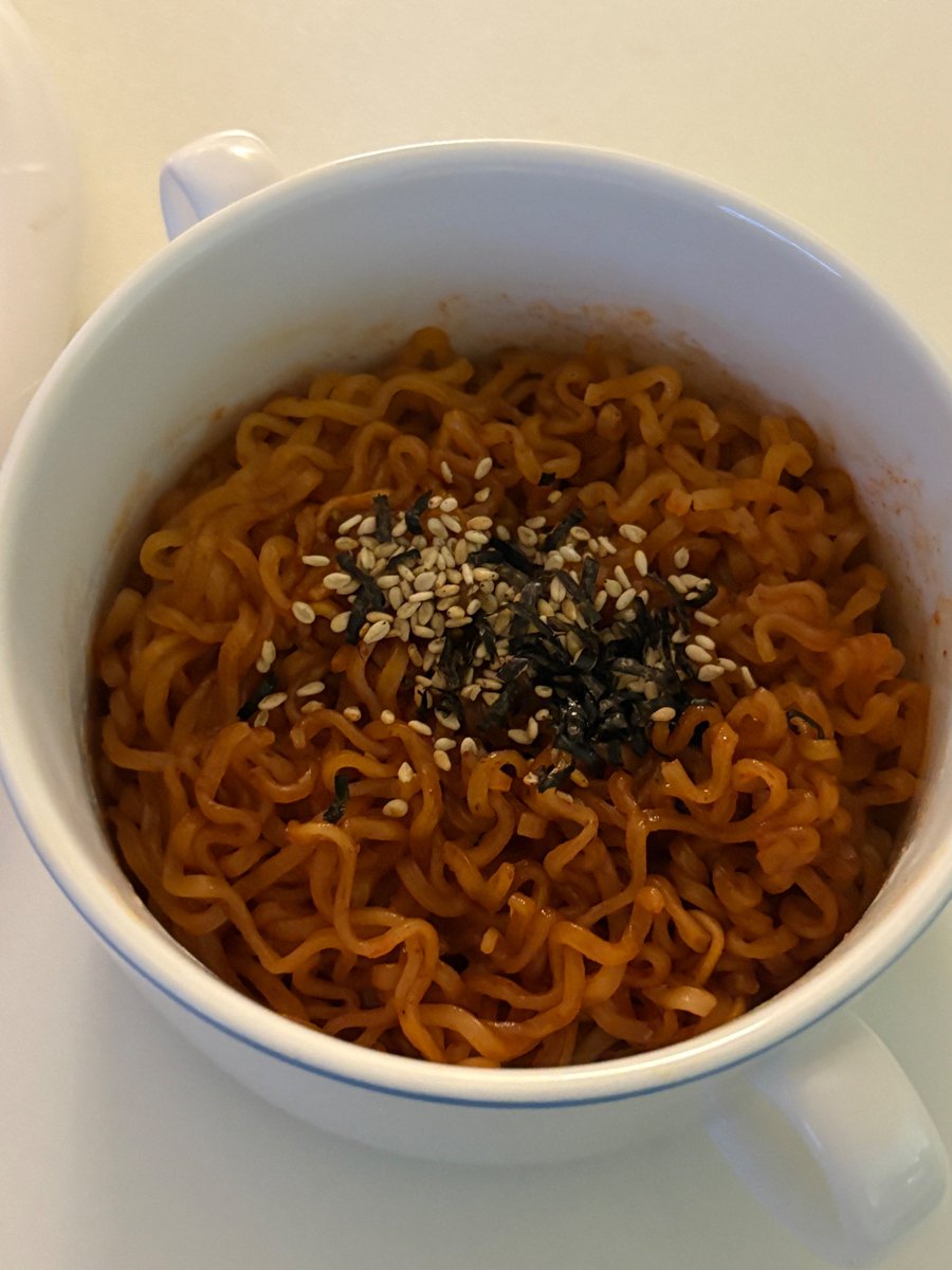 오늘 회사에서 날 버티게 해 준 것 : 불닭으로 연어 감싸서 김에 올리고 위에 묵은지, 마요네즈 얹어 먹기