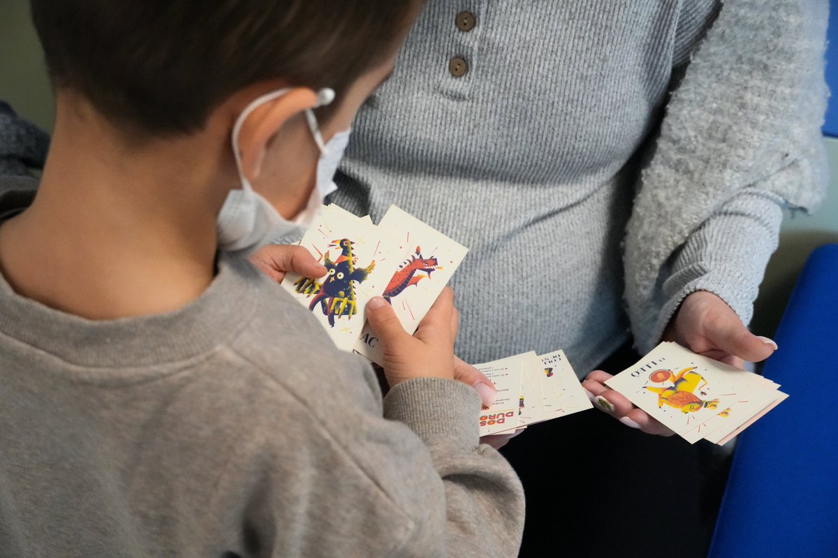 hjoan23's tweet photo. 🎁Els infants ingressats a l'Hospital Joan XXIII de #Tarragona ja poden jugar al “Dos duros”, el memory del seguici festiu de Santa Tecla.  📷El joc de taula, elaborat per Mel i Mató i @ayhecommunica, s’ha lliurat aquest matí al Servei gràcies al suport de @Repsol. https://t.co/HaNw89qzLb
