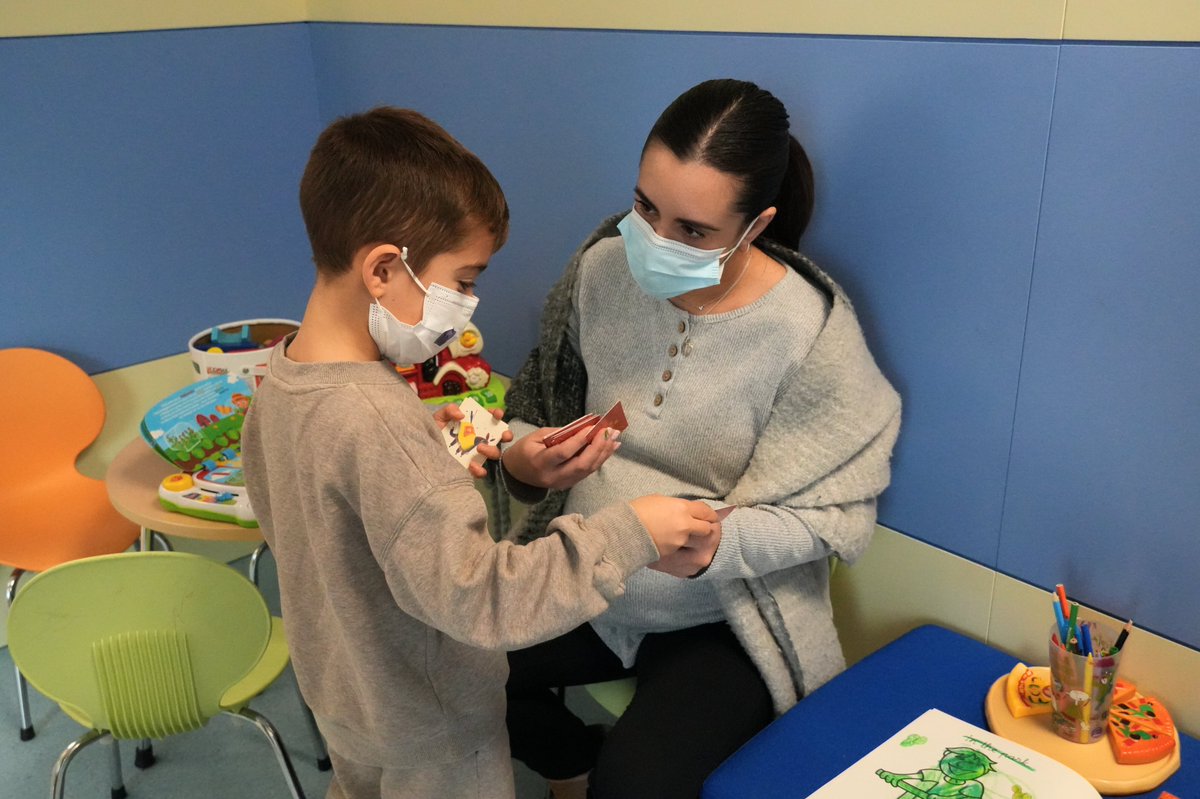 hjoan23's tweet photo. 🎁Els infants ingressats a l'Hospital Joan XXIII de #Tarragona ja poden jugar al “Dos duros”, el memory del seguici festiu de Santa Tecla.  📷El joc de taula, elaborat per Mel i Mató i @ayhecommunica, s’ha lliurat aquest matí al Servei gràcies al suport de @Repsol. https://t.co/HaNw89qzLb