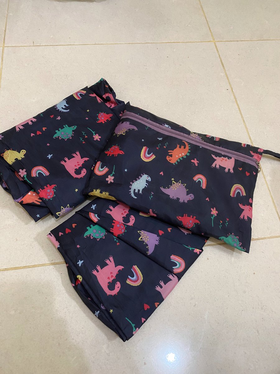 cardigan uniqlo baby pink 70k
sling bag puff 20k
set jas hujan / mantel 
(atasan lengan panjang + celana panjang + pouch) 30k

*all in good condition ya
jas hujannya pake zipper kaya jaket gt tiap ujungnya ada karet