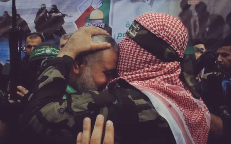 يخلفُ القائدَ قادة
والجنديَّ عشرة..
والشهيدَ ألفَ مقاومٍ
فهذه الأرضُ تنبتُ المقاومين كما تنبتُ الزيتون