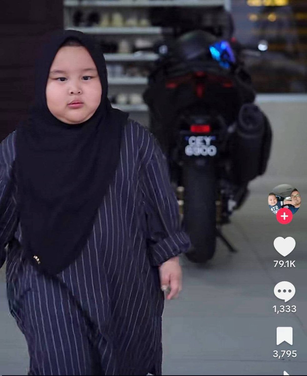 HobinJangHobin_'s tweet photo. Makin menjadi jadi pula mak ayah guna anak untuk konten mengarut.

Anak lelaki dipakainya baju kurung,dipakainya tudung.

Teruknya parent macam ini.

Korang seronok lah bila dapat view banyak,komen tinggi,duit dapat banyak.

Tapi bagus ke untuk budak itu nanti? https://t.co/iBh0MiAgFt