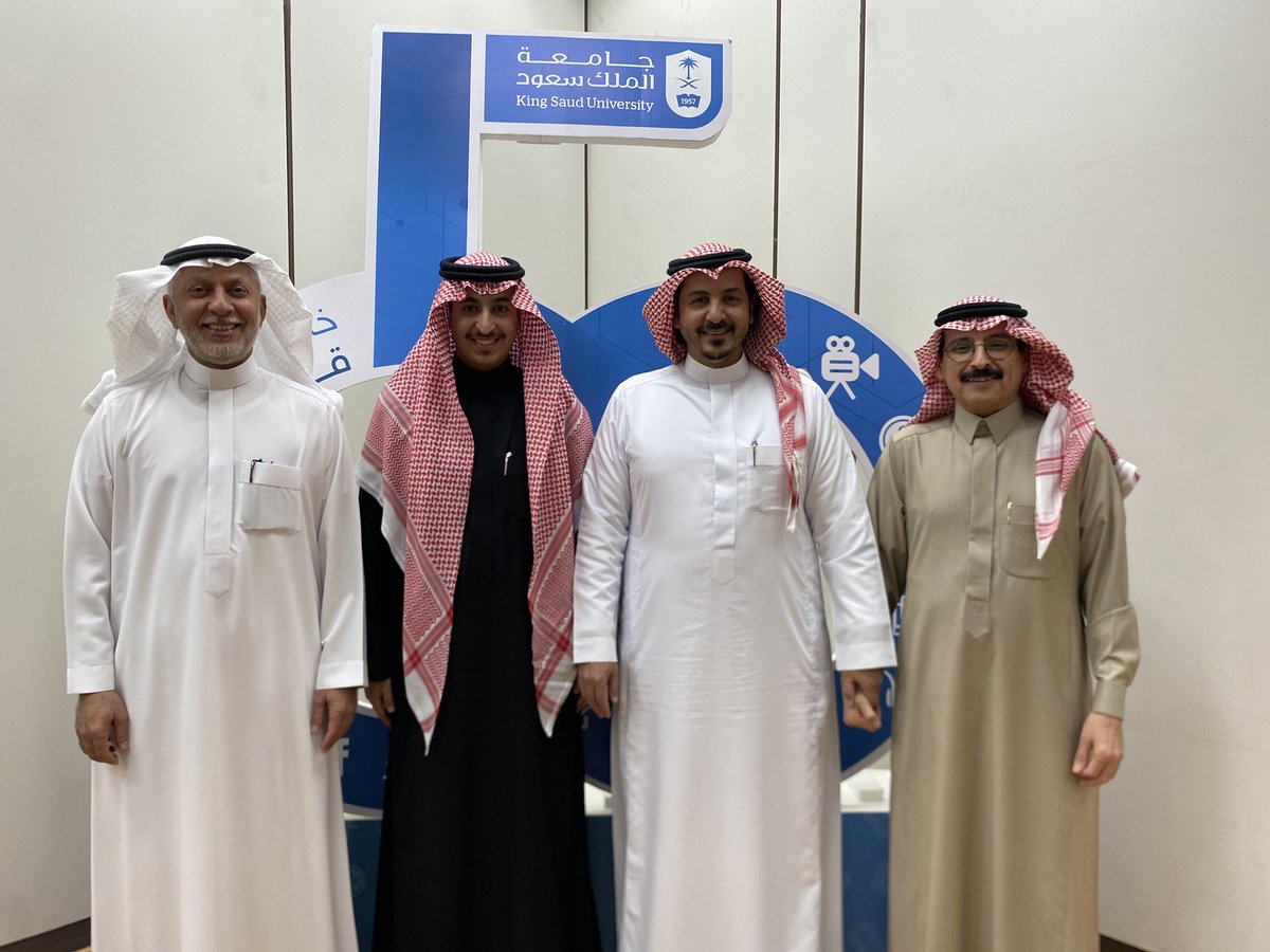 انهيت #قبل_قليل مناقشة الطالب عبدالرحمن الأحمري عن أطروحته:
«اتجاهات ممارسي العلاقات العامة في الشركات الخاصة نحو توظيف أدوات الذكاء الاصطناعي في الحملات الإعلامية». وقد اجتاز المناقشة بنجاح..بإشراف د.جارح المرشدي وصحبني بالمناقشة د.سعيد الغامدي
#جامعة_الملك_سعود 
 #قسم_الإعلام