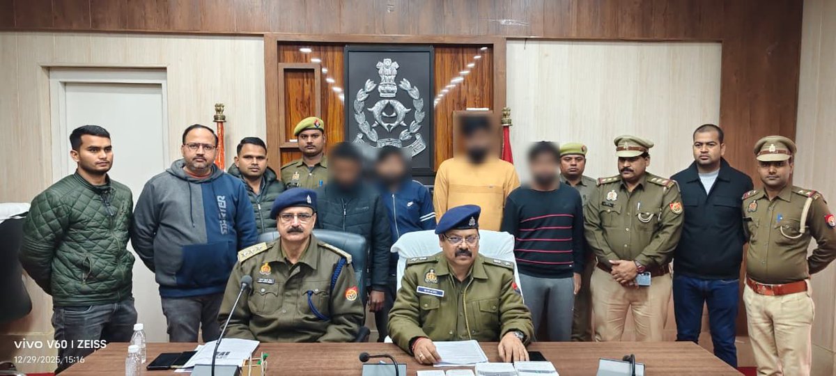 #PoliceAction 
#ayodhyapolice

जहरखुरानी कर चार पहिया वाहन लूटने/चोरी करने वाले अर्न्तजनपदीय गैंग का अनावरण करते हुए #थाना_रौनाही, SOG व सर्विलांस पुलिस टीम द्वारा 04 शातिर अभियुक्तों को किया गया गिरफ्तार, एक कार, 07 मोबाइल व नशीली दवा की टैबलेट्स बरामद। 

#UPPolice