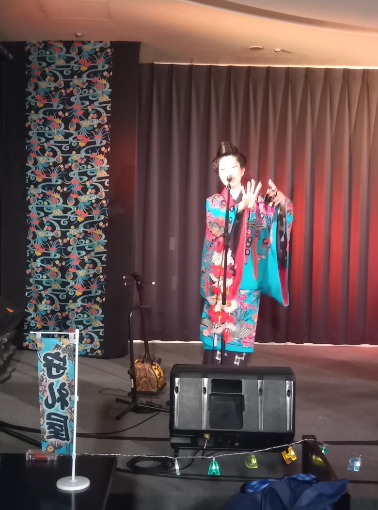今夜は #ライブ居酒屋島唄 へ🪕
なんと今日は小濱凛さんのバースデーライブ！
凛さんの弾ける笑顔と圧巻のステージに元気をもらっています。直接お祝いできて嬉しい…！
​凛さん、ハッピーバースデー！素敵な1年になりますように✨
​#小濱凛生誕祭 #ネーネーズ #沖縄