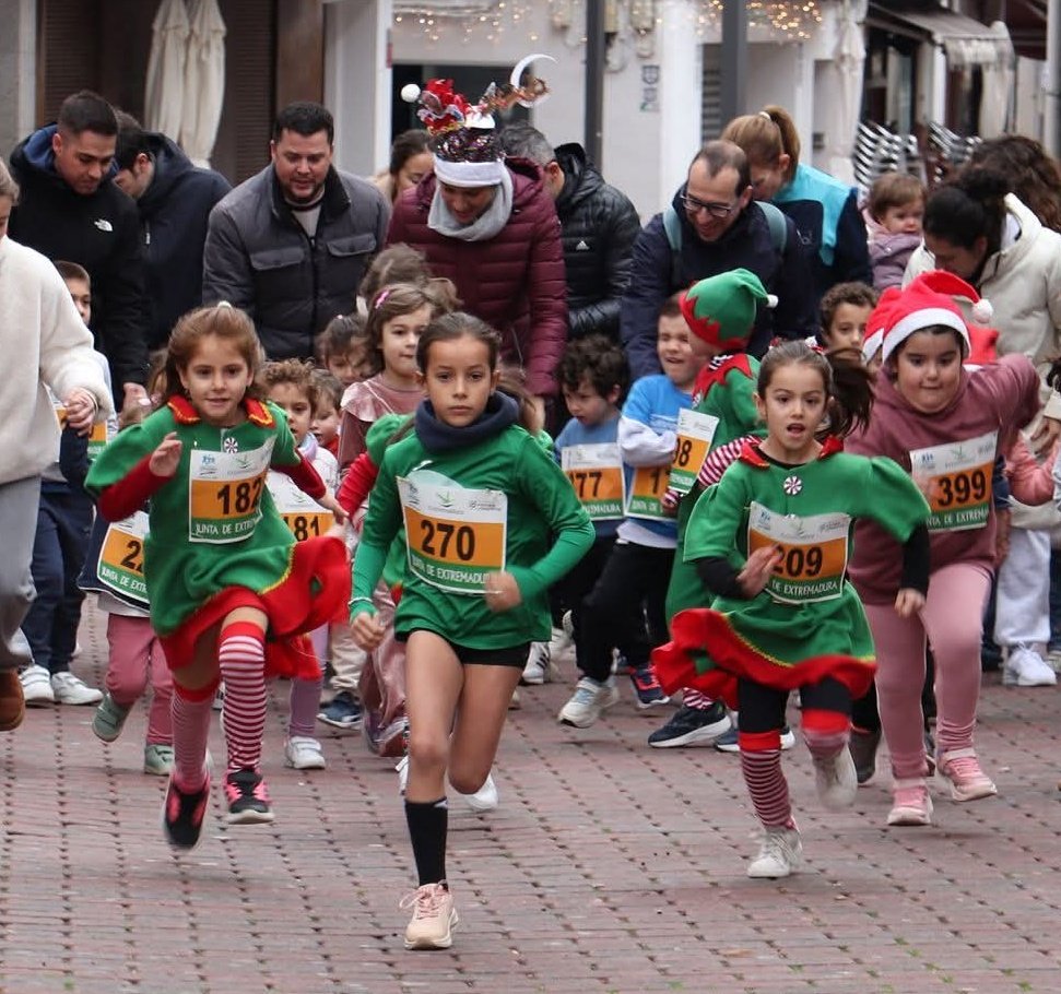 Un nutrido grupo de nuestras atletas de todas las edades cerraron el año en la San Silvestre morala que organizan nuestros amigos #fondistasmoralos y que recorre la peatonal <a href="/ayto_navalmoral/">Ayto Navalmoral</a> 
Gran manera de cerrar el año deportivo en casa <a href="/DiputacionCC/">DiputacionCC</a> <a href="/jovendeportEXT/">Jóvenes y Deportes Extremadura</a> <a href="/FJyD/">Fundación Jóvenes y Deporte 🅵🅹🆈🅳 💚🤍🖤</a>