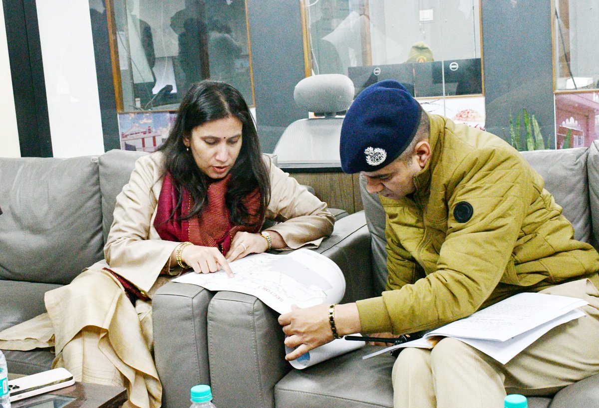 CommissionerPrg's tweet photo. माघ मेला 2026 के दृष्टिगत आई०सी०सी०सी०⁄कन्ट्ोल रूम से कान्टीजेंसी स्कीम लागू की गयी तथा उसका मौके पर अनुपालन की चेकिंग की गयी। https://t.co/1kLAn1iDjh
