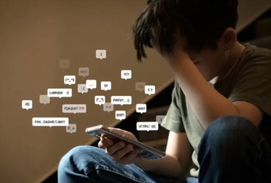 إعطاء الطفل هاتفاً قبل هذا العمر مضر جداً .. دراسة تؤكد 