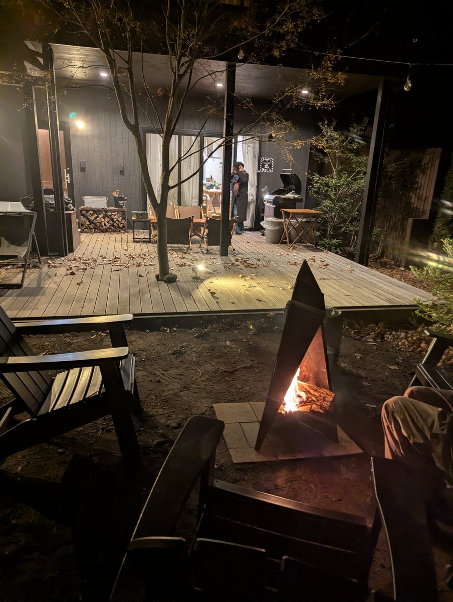 Image for the Tweet beginning: 神のワーケーション🎄

先週は軽井沢の一棟貸キャビンでワーケーション
サウナや焚き火付きで最高だった🥹

実はここ #デイトラ 経営陣が毎年合宿で使ってるとこらしくありがたいことに忘年会で宿泊権譲ってもらった😭

@showheyohtaki @A_yu_mi_web ありがとうございました来年も頑張れそうです👼🏻