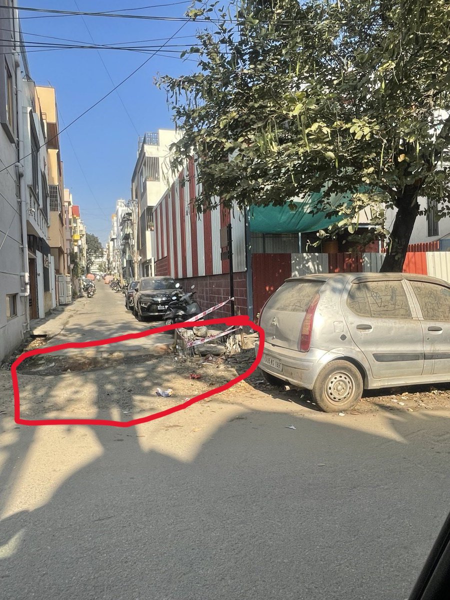 thimmaiah_ab's tweet photo. @blrcitytraffic This car is abandoned &amp; parked indefinitely exactly at the turn, blocking &amp; causing inconvenience. The road condition is already causing inconvenience! Request the Removal of this  abandoned vehicle. Location: Opp to @vijayanagartrps @GBA_office @DCPTrWestBCP https://t.co/tQYNbda3hk