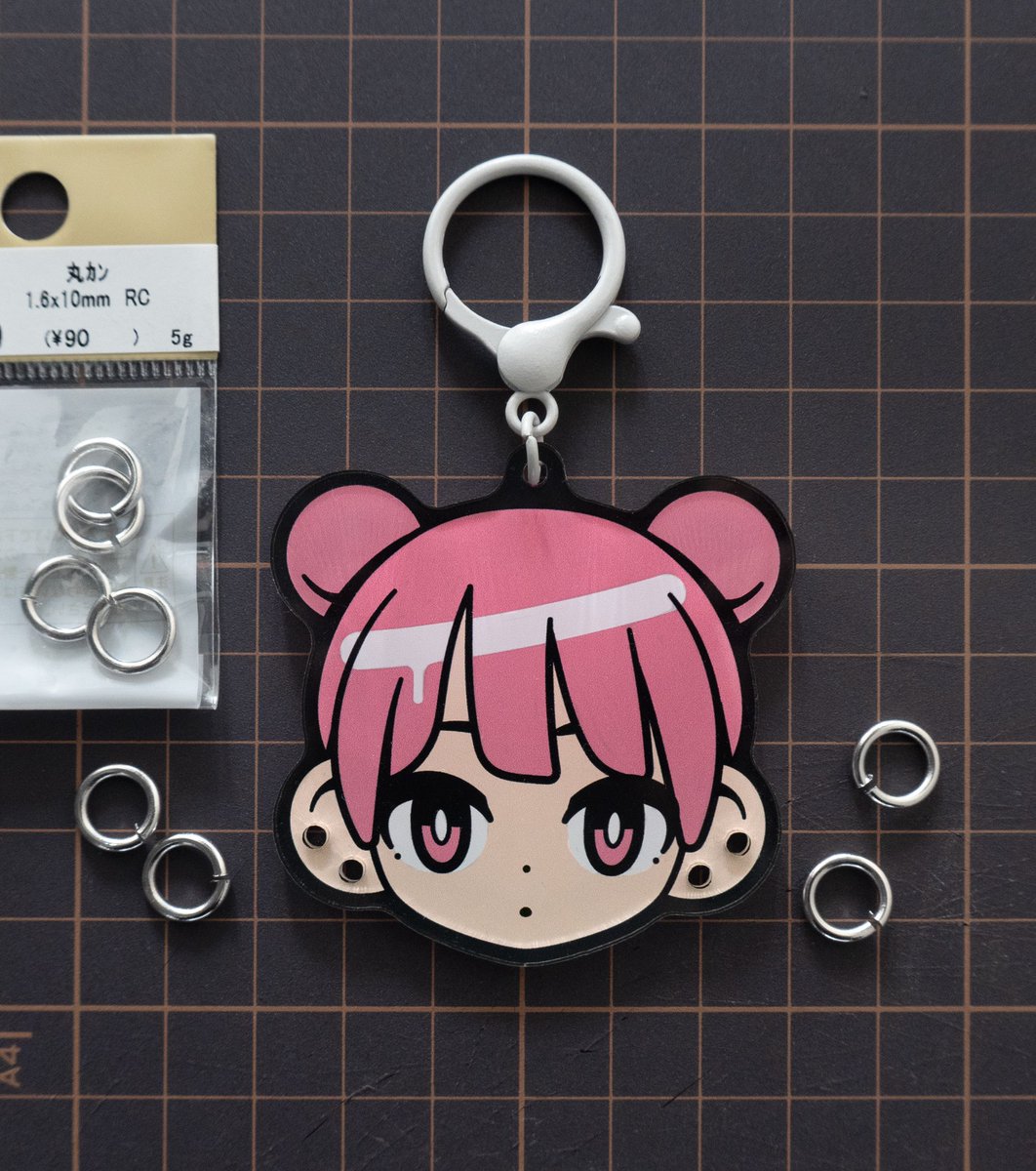panasonynet's tweet image. 新しいアクリルグッズの実験①
キーホルダーの金具（丸カン）をピアスにできるアクキー