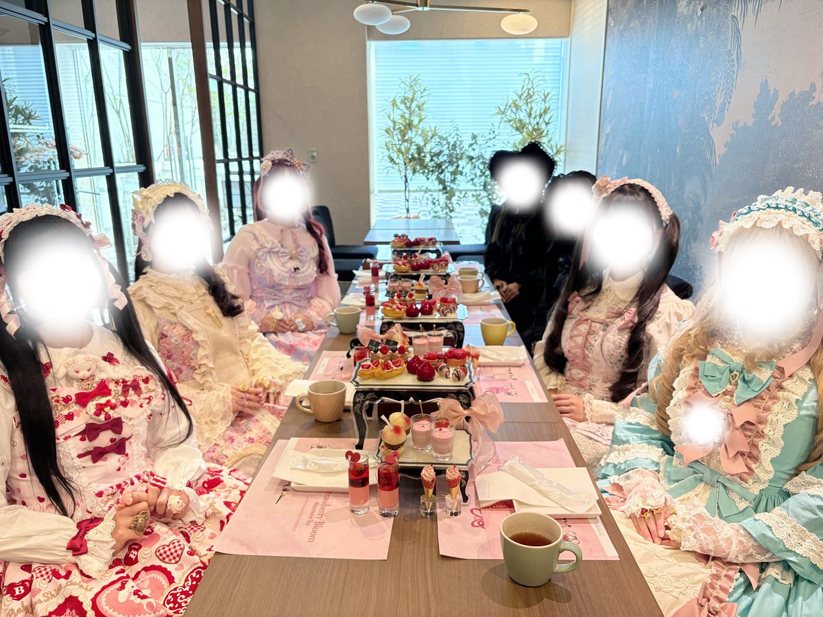 昨日はロリィタ忘年会でした🩷

今年買った一番お気に入りのロリィタ服でお友達と集まれて嬉しかったよ〜♡

来年もよろしくお願いします⭐︎

左から
@わたし
<a href="/___to_fu___/">とうふ</a>ちゃん
<a href="/noisy326/">東嬢 響🎪ꘐ{ﾝﾝﾝﾝﾝｿﾝﾝﾝ</a>ちゃん
<a href="/yumi_twtr/">ゆみ</a>ちゃん
<a href="/sinarara1105/">ララ</a>ちゃん
<a href="/reidolxa/">れい❁⃘*.ﾟ</a>ちゃん
<a href="/kasumi_15c/">🧸かすみ🧸</a>ちゃん