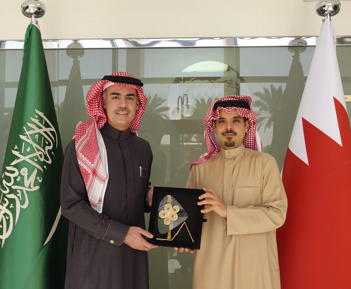 BahrainEmbKSA's tweet image. استقبل سعادة الشيخ علي بن عبدالرحمن بن علي آل خليفة، سفير مملكة البحرين لدى المملكة العربية السعودية، سعادة المهندس طلال بن حسين المري، الرئيس التنفيذي لشركة إكسبو 2030 الرياض، حيث جرى استعراض التحضيرات الجارية وبحث آفاق التعاون، بما يعزز الشراكة بين البلدين الشقيقين.