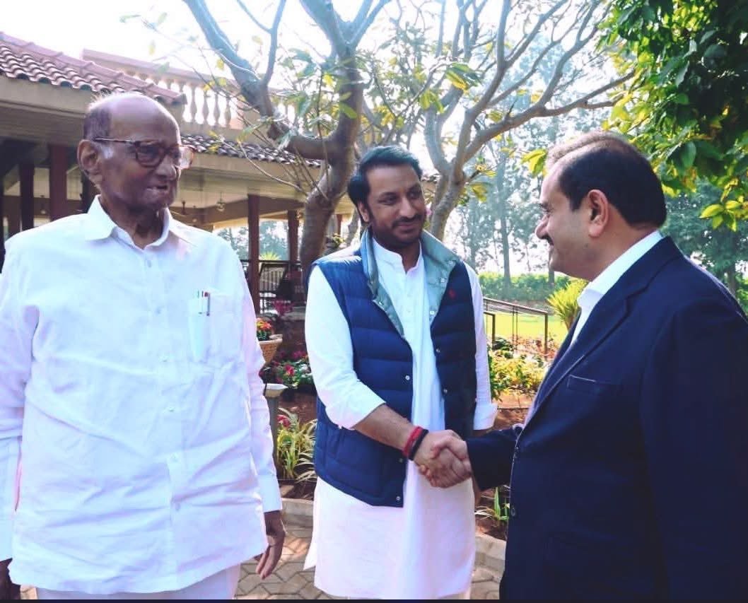 SanjDeep7's tweet image. Respected #politicians and #citizens of #India 🇮🇳,

Sharad Pawar, Gautam Adani, and Parth Pawar all smiled and shook hands like old friends, despite recent allegations against Maharashtra Deputy Chief Minister #AjitPawar's son Parth Pawar in a massive land scam in Pune's