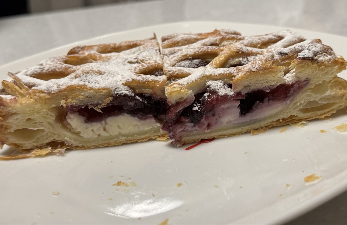 というわけで(ﾅﾆｶﾞ？)

ブルベリークリームパイ食べま〜す😋

なかなか良きでは〜？🥰