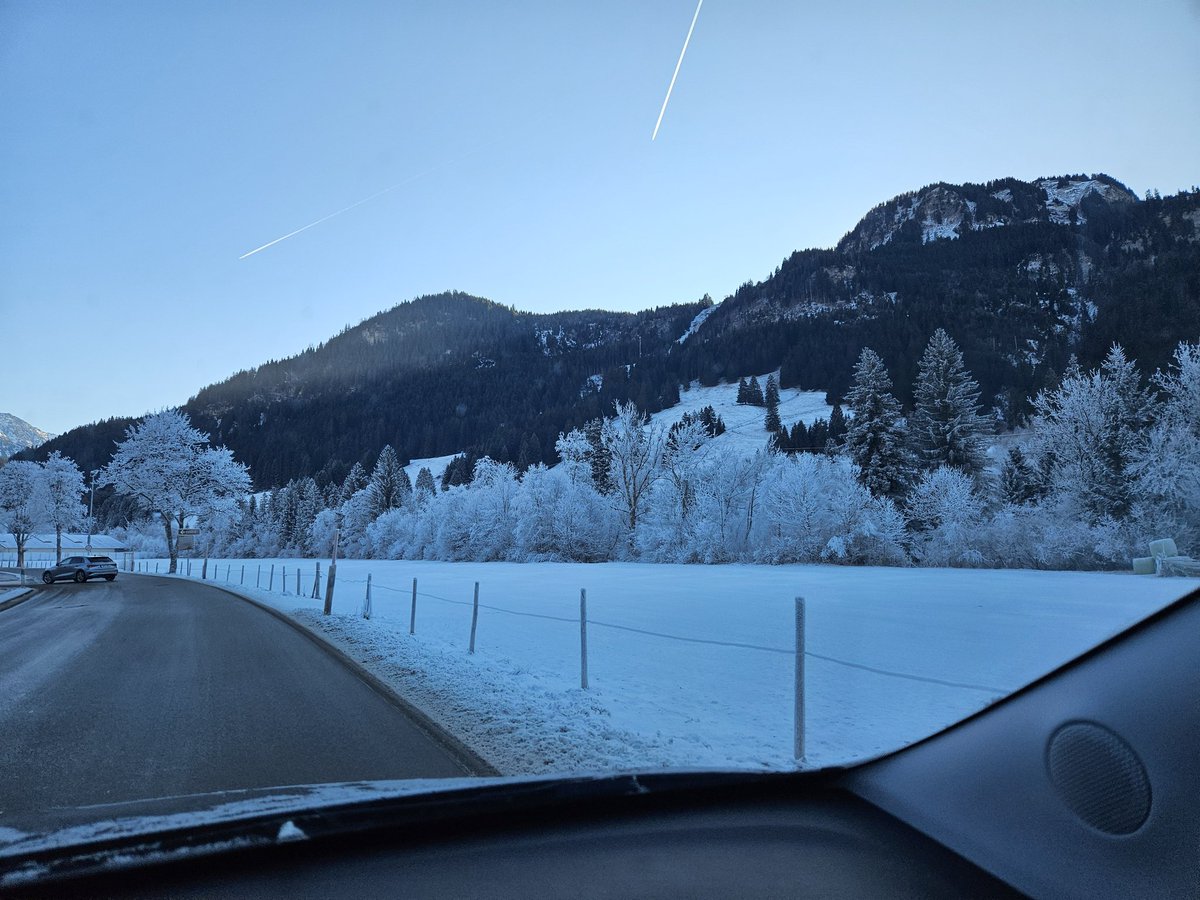 jbrouwer1's tweet photo. @StormchaserNL Is prachtig. Ik ben nu in Bad Hindelang (Allgau, Zuid-Duitsland).
Dit stuk ligt bijna de hele dag uit de zon. -4 graden en ook flinke aangevroren mist. https://t.co/xVlJjCXIEj