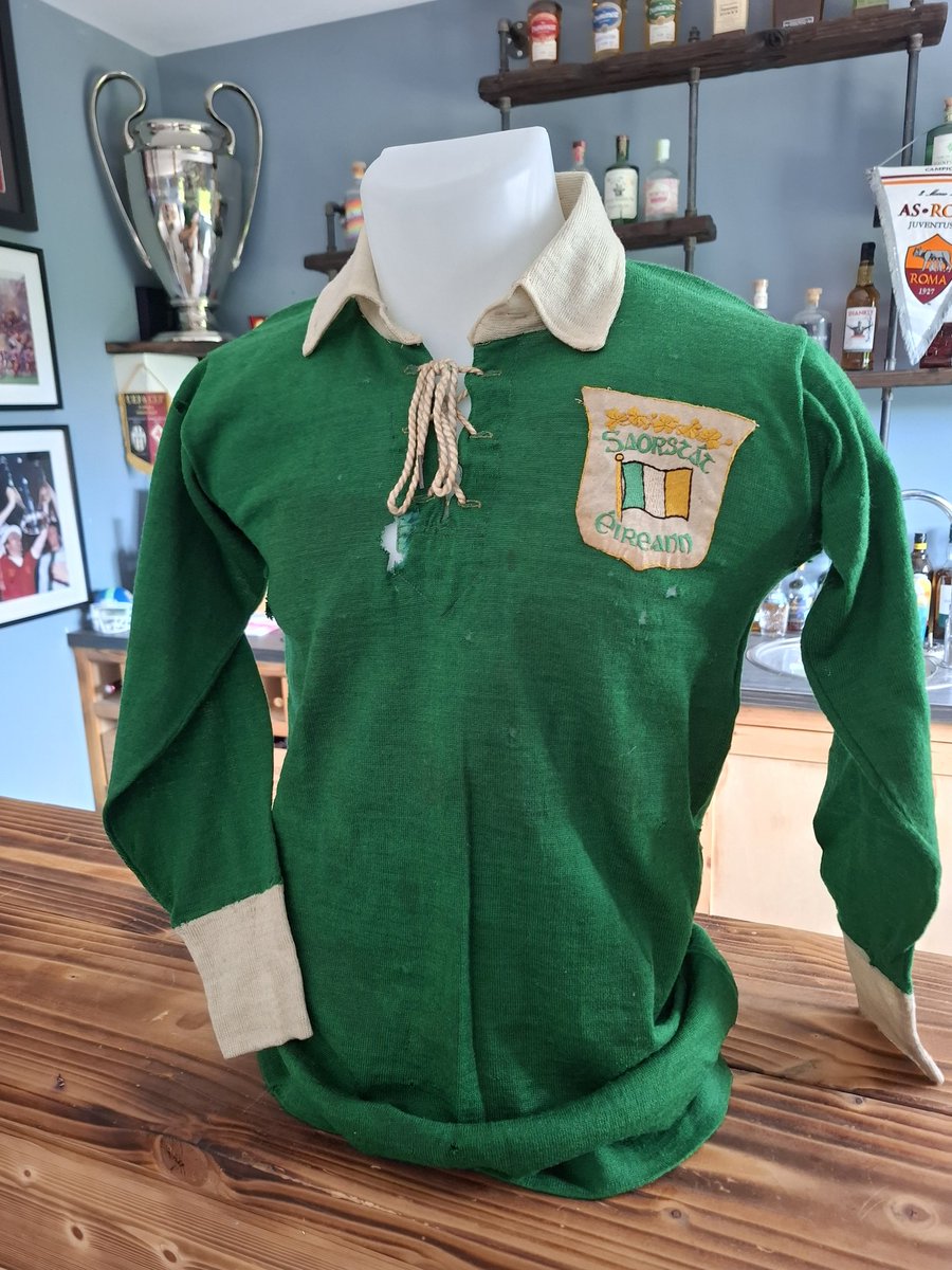 SweeperBrady's tweet image. My No 1 shirt ive picked up in 2025, and its the most historical shirt Ill ever own...

Harry Duggans shirt from the 1927 game between Republic of Ireland and Italy at Lansdowne Road... 

From the Saorstat Eireann (Irish Freestate) badge, to the laces, its just unbelievable to me