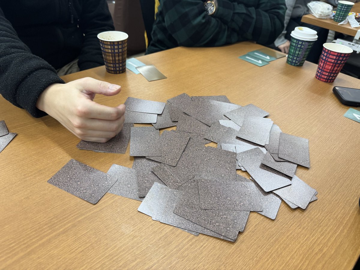 『センパイより土集めるな高校』
プレイヤーは甲子園で敗退した高校球児！
土を持って帰りたいのですが涙でグチョグチョなので周囲の人が先輩か後輩か解らない！
1年生は先輩より土を多く持って帰るとケジメ案件だし、3年が独り占めし過ぎても高野連で問題に！
相手が誰か推理する野球人狼です。野球？