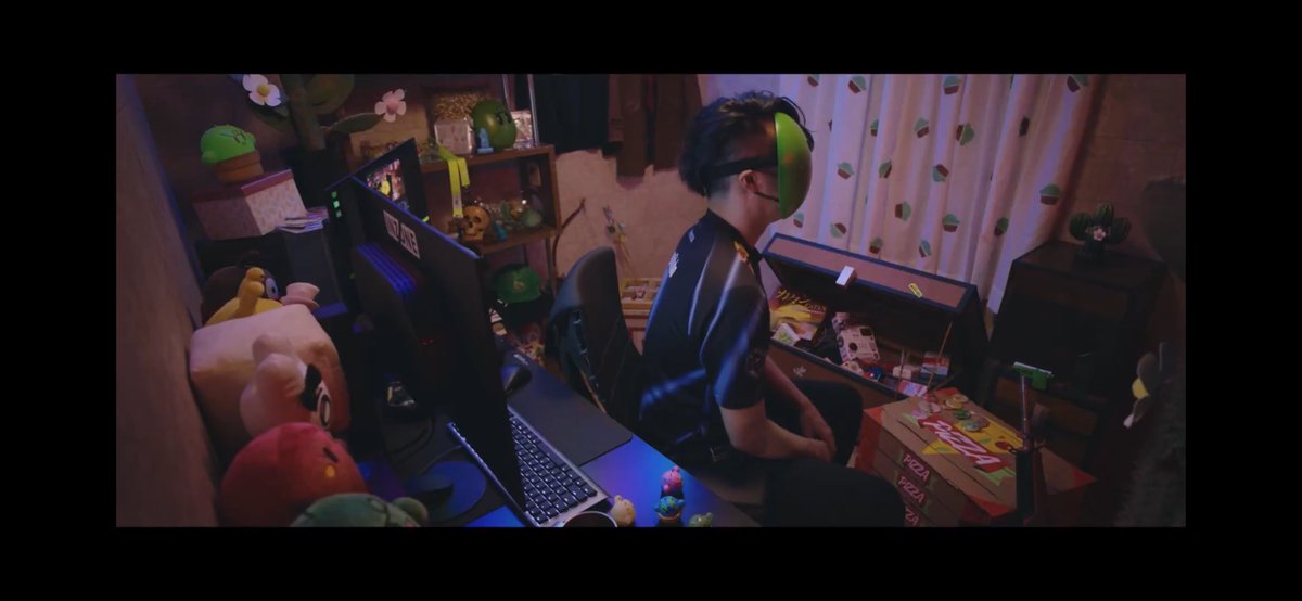 ちょうど画角に映らないところにZETAグッズたくさんありますやん！！！！ガチ綺麗にみえないようになってるのえぐい！！！