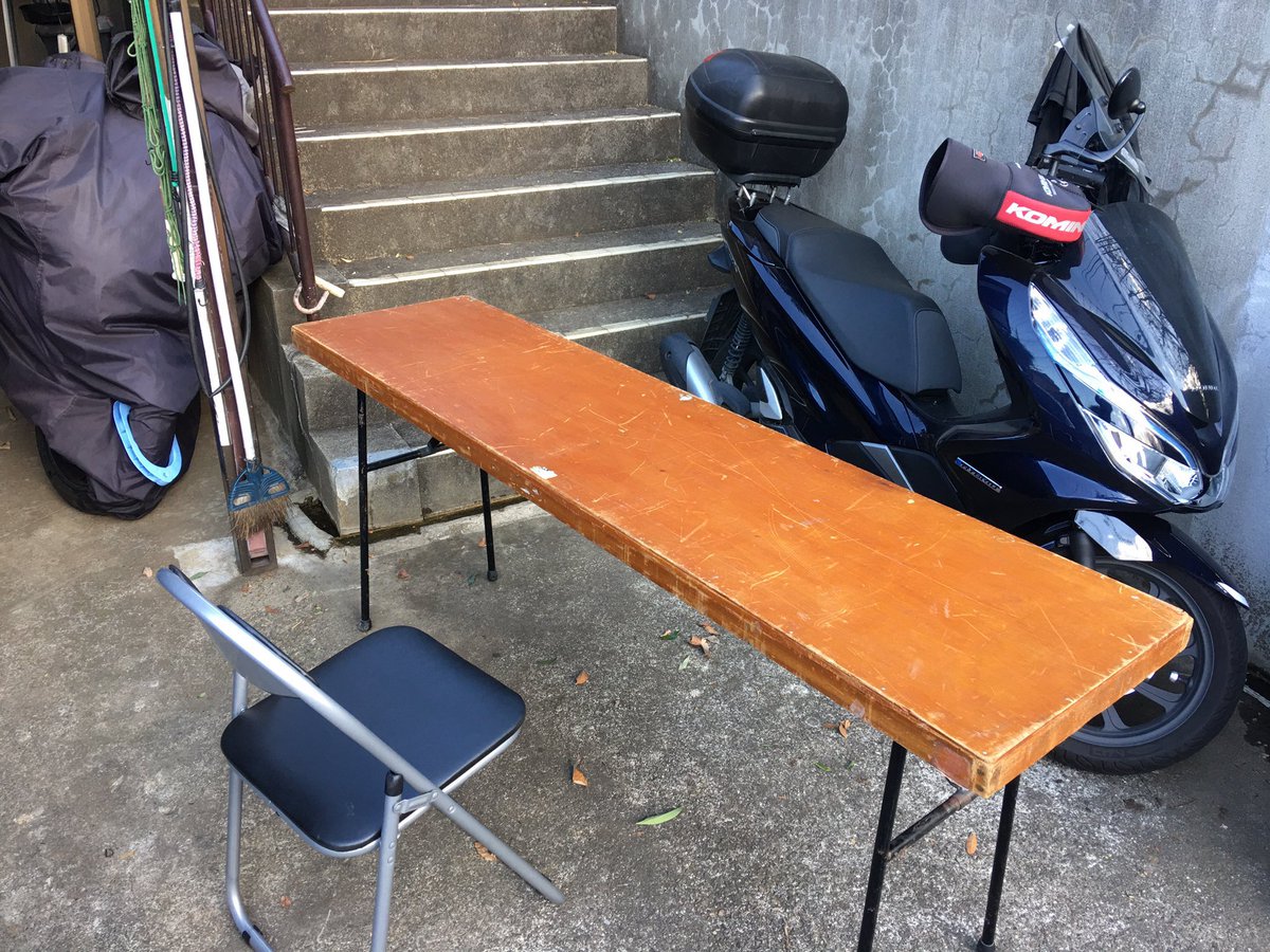 kawahara_kikuko's tweet photo. コミケの50周年の椅子が話題だが　ワイの私物の洒落乙なアルミチェアとウッドテーブルも見てくれ。 https://t.co/VJcMg2kKjR