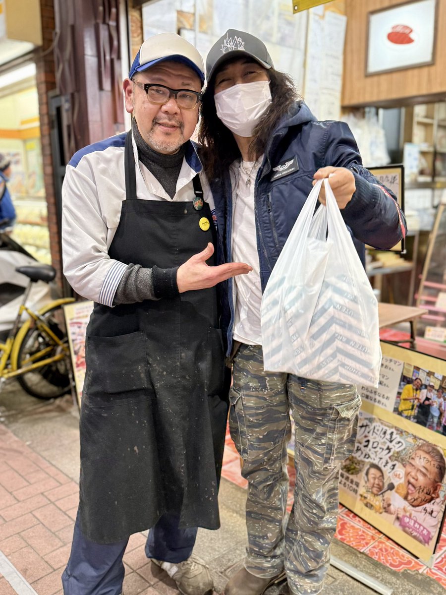 MEAT_ARAI's tweet photo. エナジードリンクの差し入れを持って、
ANTHEM の柴田直人さん ご来店！

今年も黒毛和牛を たくさんお買い上げいただきました！！

年末のお忙しい中ありがとうございます！！ https://t.co/vp1iYPnlq1