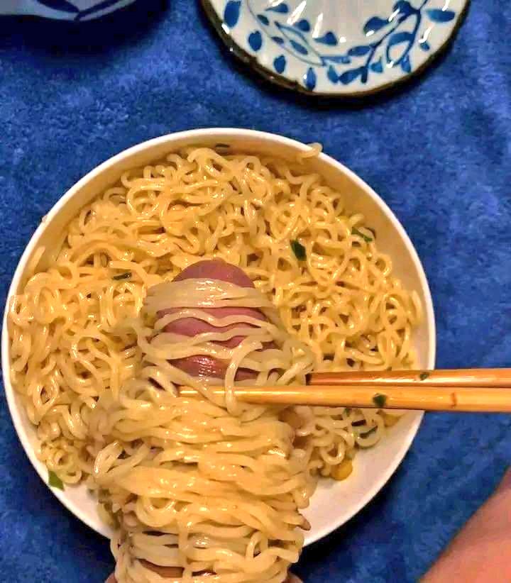 Zimal_1's tweet image. بھوک لگ رہی ہے بہت
یہ والے noodles کھانے ہیں 😋