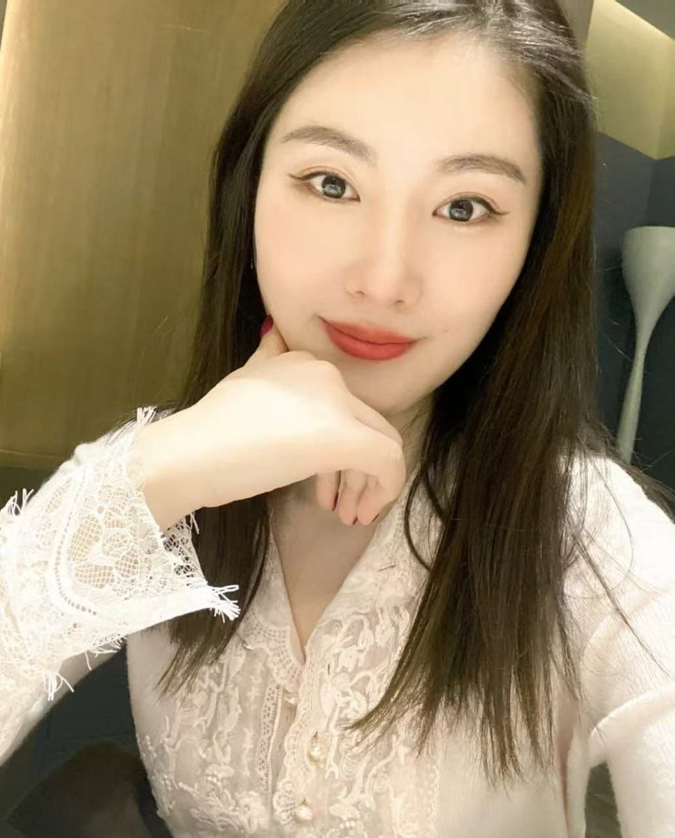 下班扔掉賬本，溜去公園解鎖性感漏出模式~  

晚風吹過我的身體，鏡頭里全是上班藏不住的，每幀都藏著上班端莊下班瘋狂的小心機，對著鏡頭做著最性感的姿勢，把自己沒有滿足的慾望盡情的釋放出來~  

看到這樣的我還能把持的住嗎 ，免費越愛 ~裡貌私訊都會回復