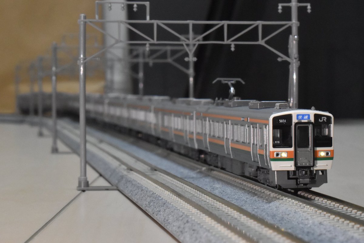 #2025マイベストKATO
窓枠の銀色印刷の精度など次回生産時に改善してほしい部分もありますが、やはり全体的に非常にかっこよく仕上げてくださった阪急2300系が今年のベストです。特にPRiVACE車の再現性の高さには驚かされました。
神領の211系も素晴らしい製品でした。随所にこだわりが感じられます。