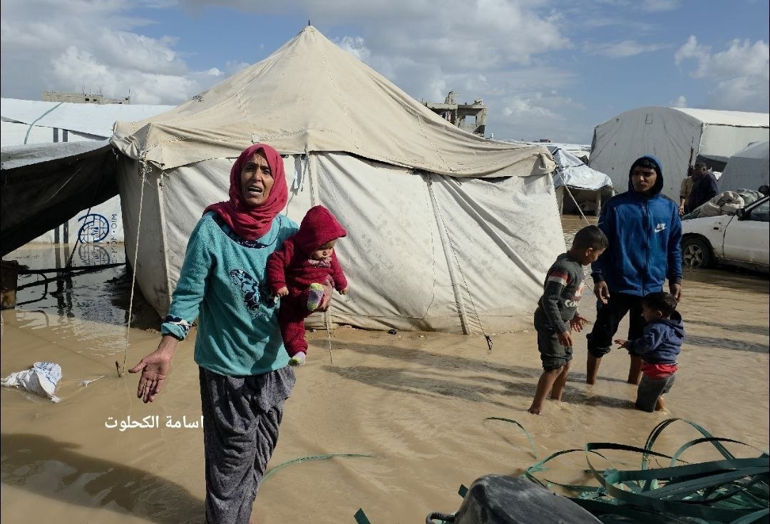 nesma_eyad's tweet photo. The situation in the tents during the storm is catastrophic. People are suffering terribly, and many have been flooded. 💔 https://t.co/hZJXF7zr0K