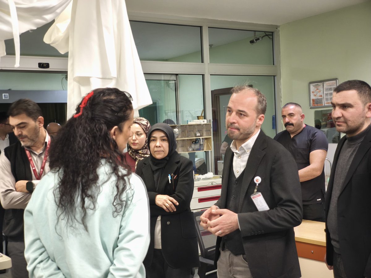 Kırşehir Eğitim ve Araştırma Hastanemiz Başhekimi Doç. Dr. Zeynel Abidin Erbesler ve hastane yöneticilerimiz, hastanemiz yoğun bakımlarında incelemelerde bulundu.