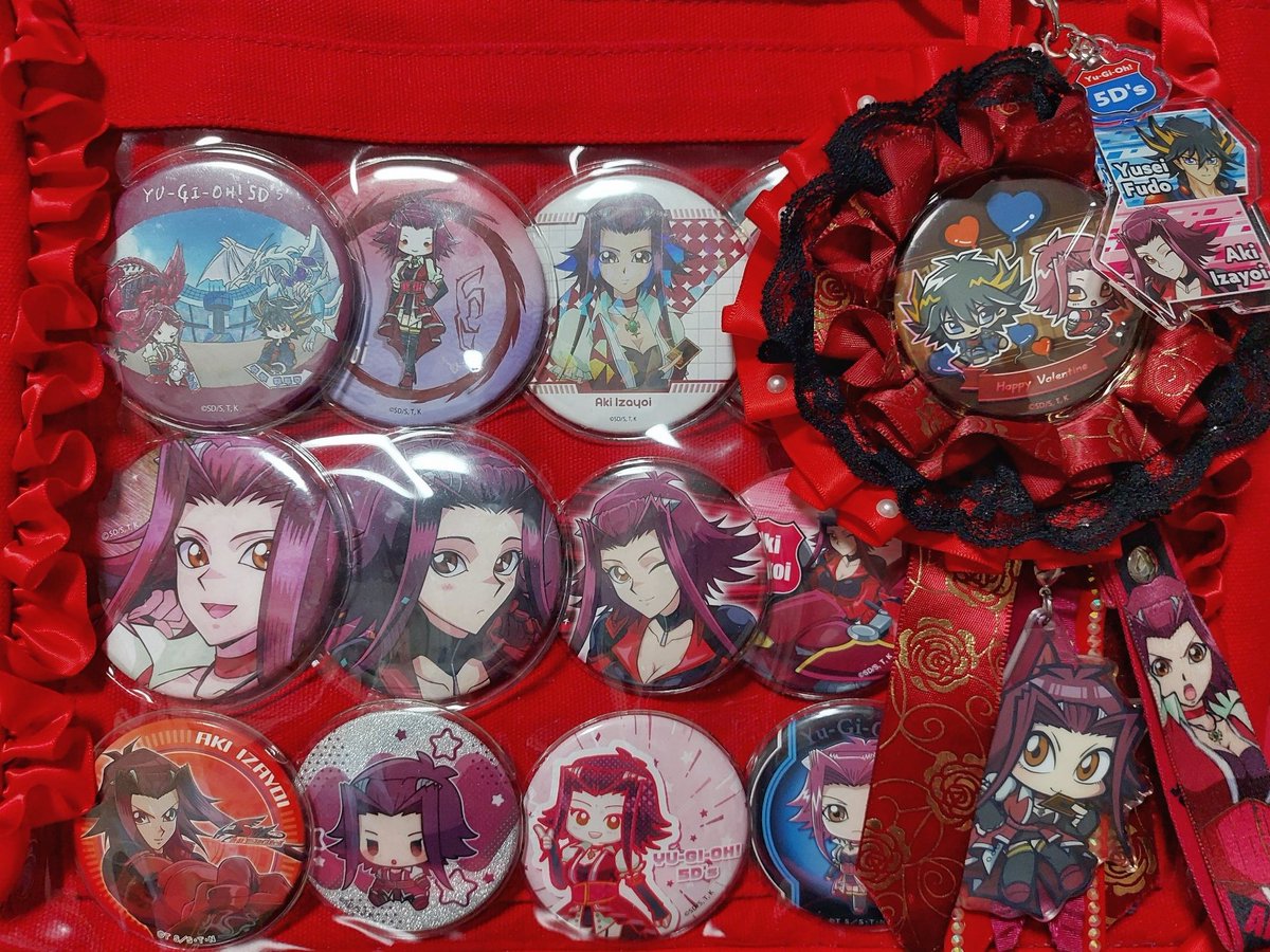 riruhaz's tweet image. 明日のバッグ👜
本当に有り難い事に公式様がアキちゃんの缶バ沢山出し始めて下さったおかげでそろそろ組むスペース足りなくなってきたのでA3に買い替えたい！
遊アキアピも外せないので…🥰