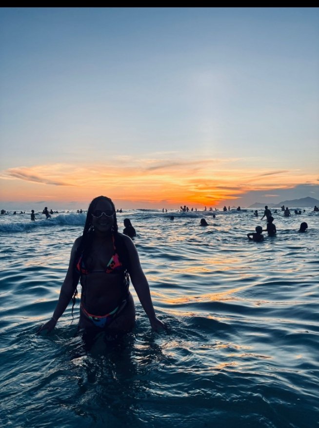 KaaChaim's tweet photo. Último domimgo do ano aonde eu amo estar 🌊 https://t.co/KfxNoej7Gc