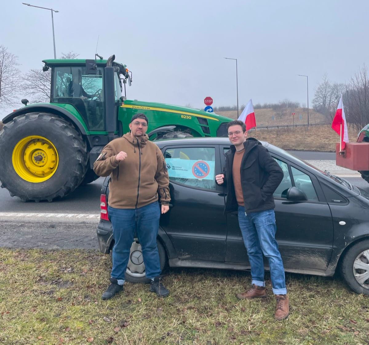 Rafal_Buca's tweet photo. Idź na protest rolników nawet jeśli nie jesteś rolnikiem - to sprawa dotycząca nas wszystkich❗️

We wtorek, 30 grudnia, w godz. 10:00–15:00 w całym kraju odbędzie się ogólnopolski protest rolników przeciwko antyrolniczej polityce Unii Europejskiej ⚠️

Tutaj lista miejscowości, w których odbędzie się protest: https://t.co/hVDykLieCE

Cios zadany w polskich rolników uderzy w każdego z nas - zaowocuje wzrostem cen produktów i obniżeniem ich jakości. Konsumenci muszą być solidarni z rolnikami i wspólnie stawić czoło liberalnej oligarchii z Brukseli!