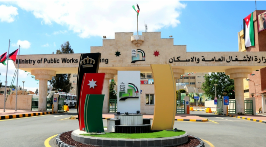 وزارة الأشغال تواصل جهودها الميدانية للتعامل مع تداعيات الحالة الجوية 