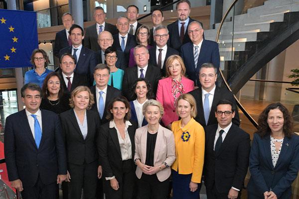 nickynicky78's tweet image. Dit is het inclusieve, diverse clubje dat alle beslissingen neemt over de multiculturele samenleving! 🙈🙉

#EU #EC #EuropeseCommissie #nexit 

👇🏼👇🏼