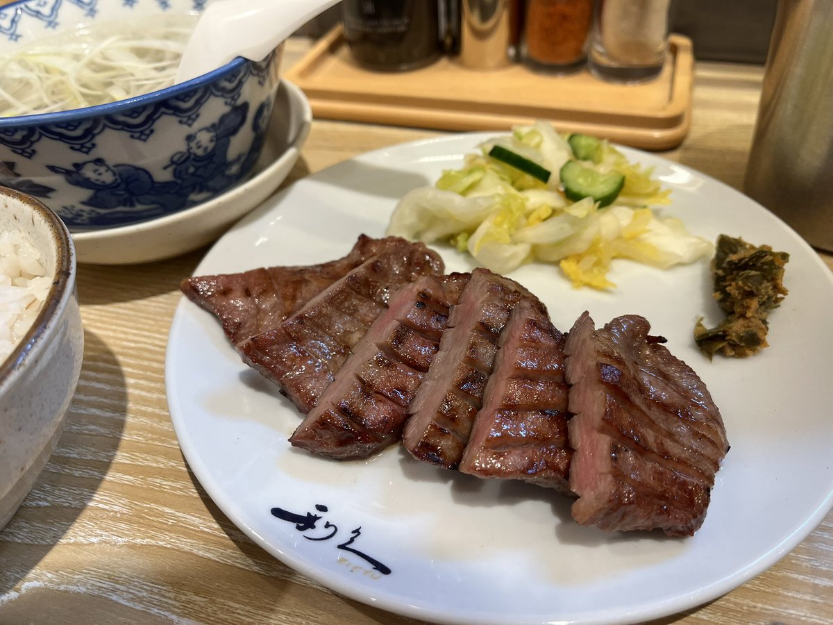 どうしても富士山を見たくて稲村ヶ崎！
温泉行けなかったのが心残りである。。明日もまだ富士山観に行くか算段している🗻

年末はご褒美ご飯が多かった〜✨

10月以降かなり引きこもったけど来年からまた踊ったり、その他運動再開しよ

今年も大変お世話になりました😆