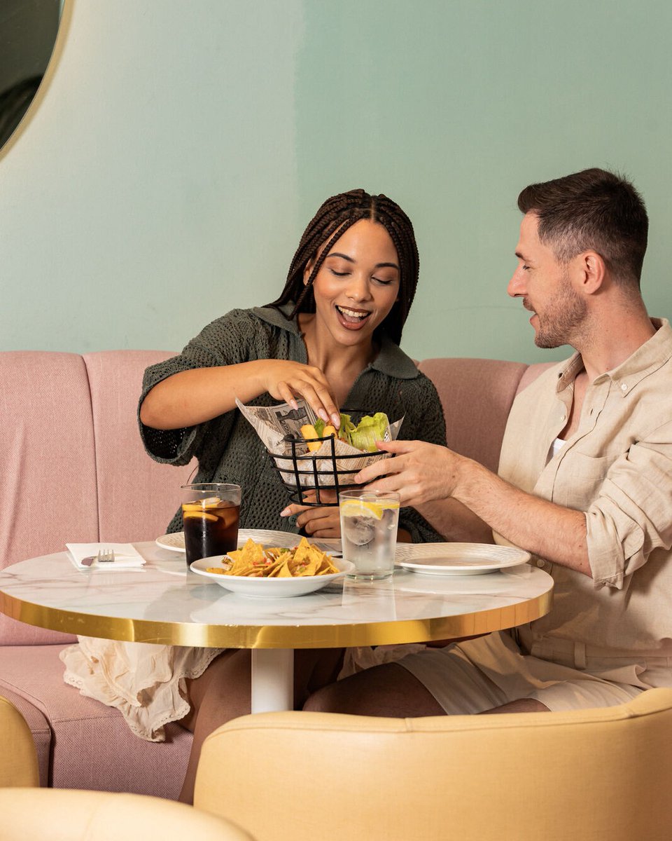 Buen ambiente, buena comida… y la mejor compañía. ¿Qué más se puede pedir?

Great atmosphere, great food… and the best company. What more could you ask for?

#MedPlayaHotels