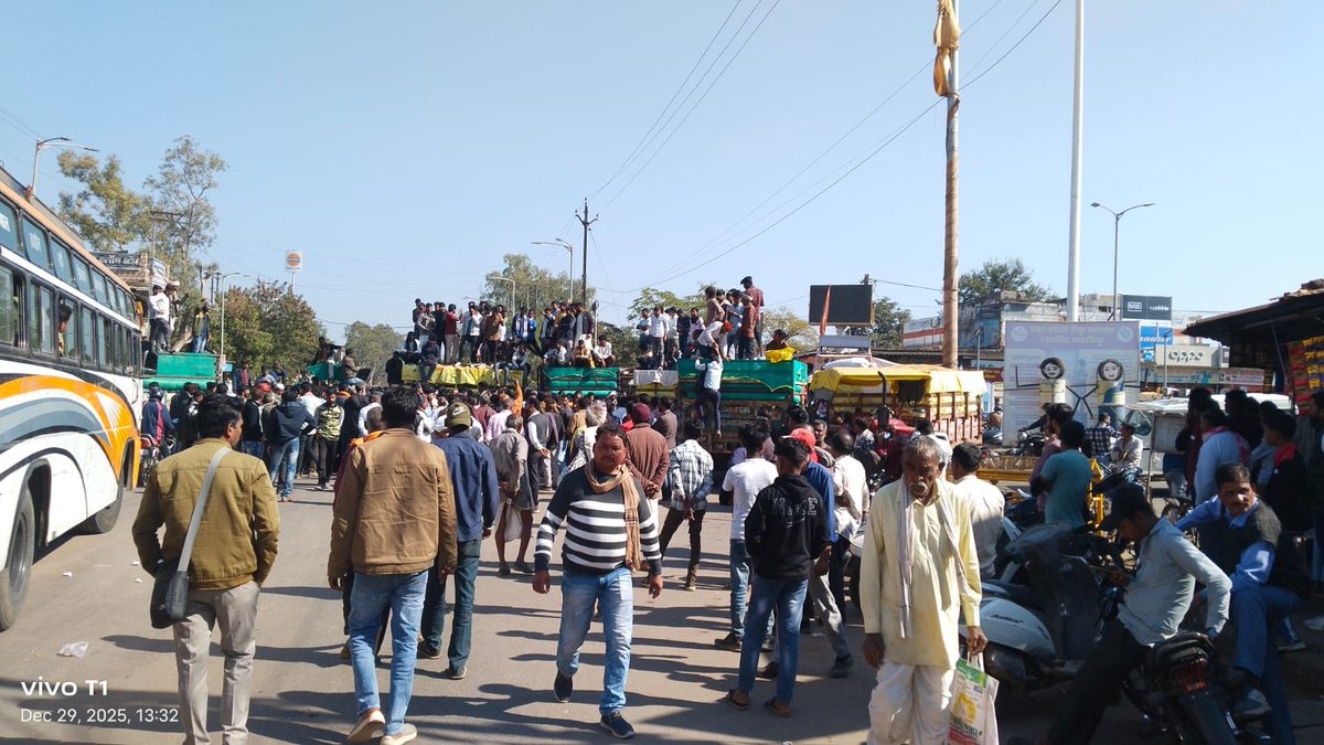 PeoplesUpdate's tweet image. मध्यप्रदेश : रायसेन में धान के कम रेट से नाराज सैकड़ों किसानों ने भोपाल-सागर तिराहे पर 4 घंटे चक्का जाम किया, 4 हजार रुपए की जगह 3000-3200 रुपए प्रति क्विंटल खरीदी का विरोध, प्रशासन के आश्वासन के बाद किसानों ने जाम खोला।

#Raisen #MadhyaPradesh #FarmersProtest
#ChakkaJam