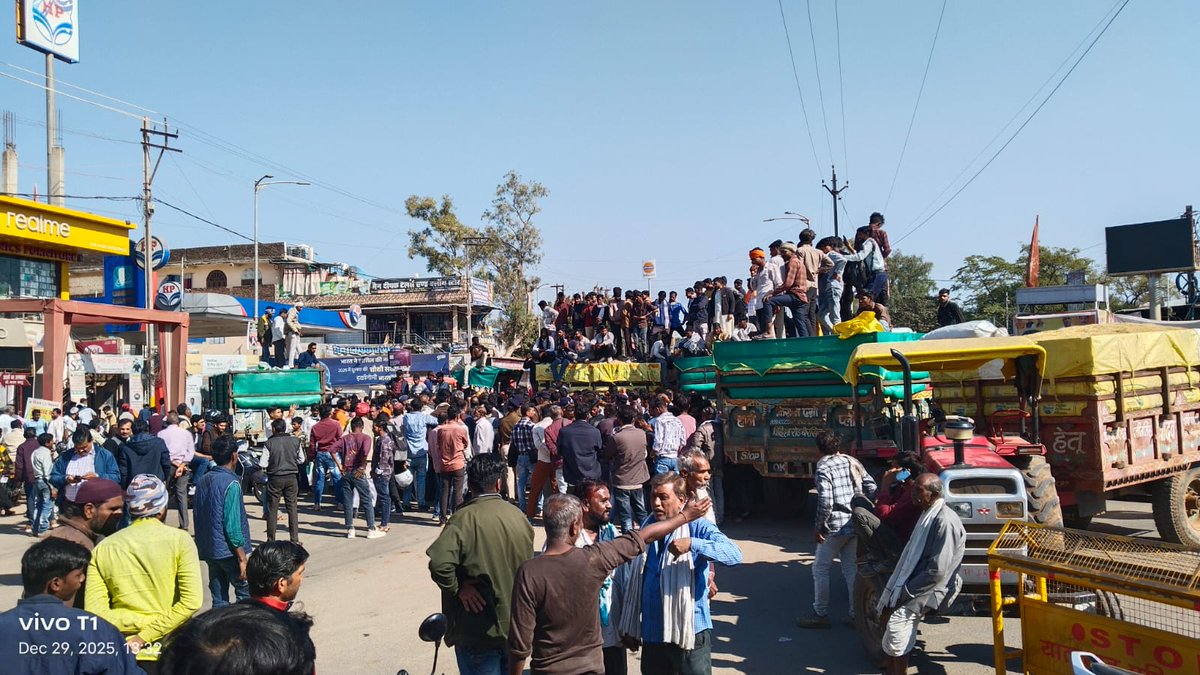 PeoplesUpdate's tweet image. मध्यप्रदेश : रायसेन में धान के कम रेट से नाराज सैकड़ों किसानों ने भोपाल-सागर तिराहे पर 4 घंटे चक्का जाम किया, 4 हजार रुपए की जगह 3000-3200 रुपए प्रति क्विंटल खरीदी का विरोध, प्रशासन के आश्वासन के बाद किसानों ने जाम खोला।

#Raisen #MadhyaPradesh #FarmersProtest
#ChakkaJam