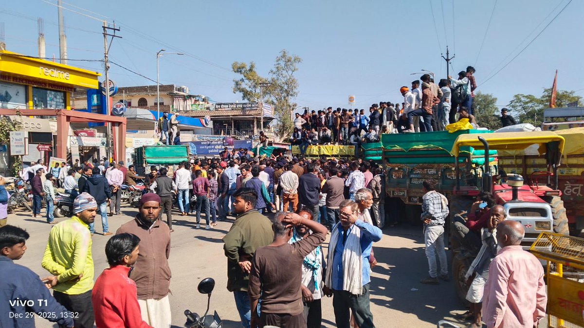 PeoplesUpdate's tweet image. मध्यप्रदेश : रायसेन में धान के कम रेट से नाराज सैकड़ों किसानों ने भोपाल-सागर तिराहे पर 4 घंटे चक्का जाम किया, 4 हजार रुपए की जगह 3000-3200 रुपए प्रति क्विंटल खरीदी का विरोध, प्रशासन के आश्वासन के बाद किसानों ने जाम खोला।

#Raisen #MadhyaPradesh #FarmersProtest
#ChakkaJam