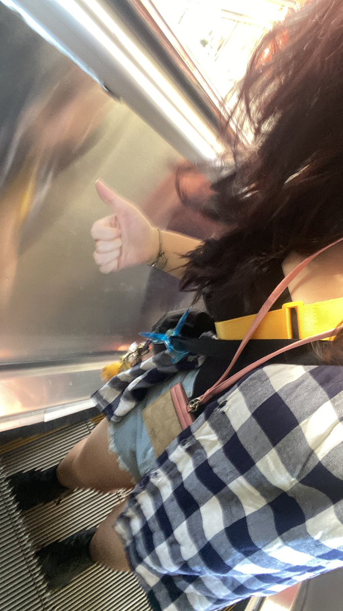 OOTD tapi jangan salah fokus… my kendi kesayangan gwe ikut jadi statement 😌💧
FJBottle literally match sama outfit gwe, simple tapi classy ✨