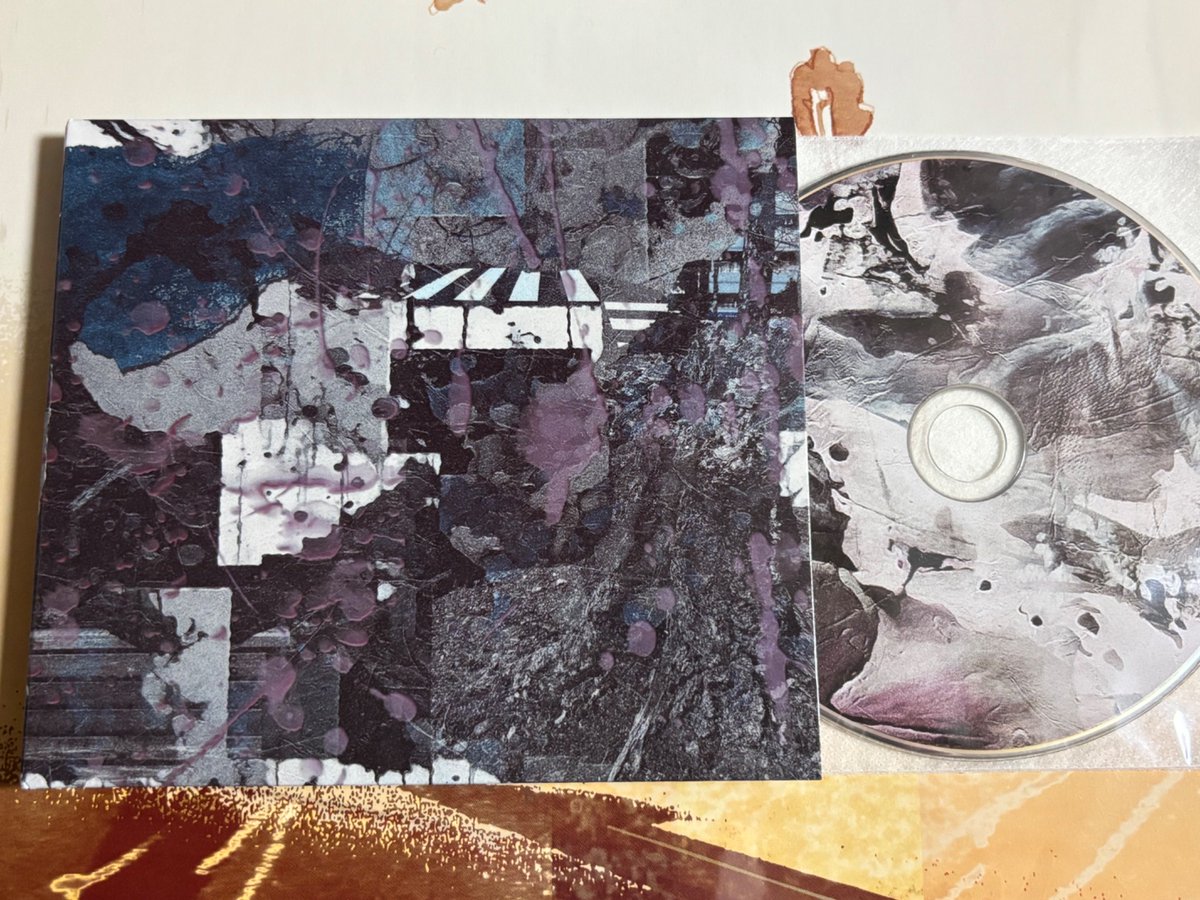 EmoAftermath's tweet image. 国内叙情ハードコアバンドOaktailsの1stアルバム
バンドサウンド全体から宇宙空間を漂うような浮遊感と薄暗さを感じるところが特有であります　混沌とした重厚感と時折見せる繊細なエモーショナルさが本当に良いです
oaktails.bandcamp.com/album/what-i-t…