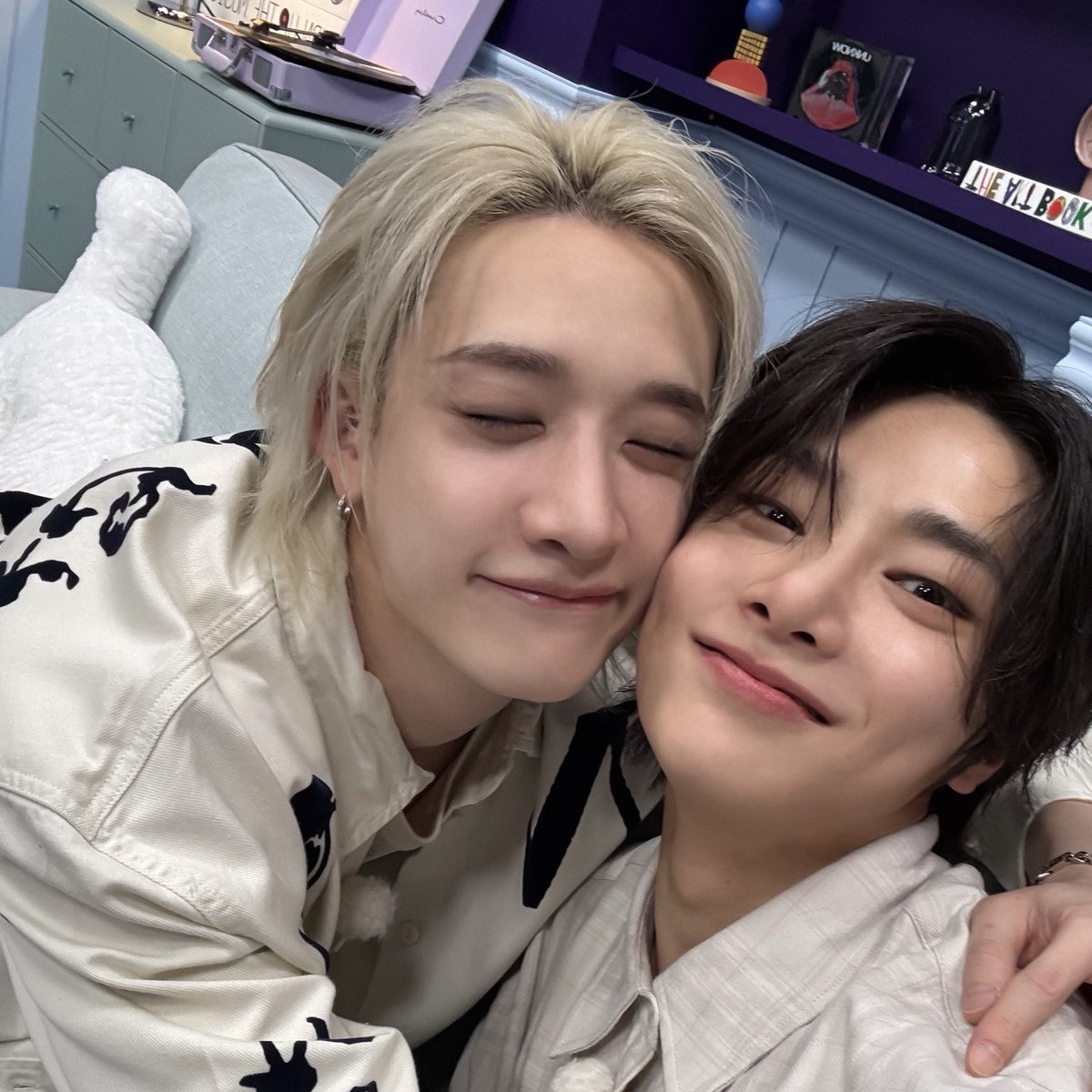 IT'S LITERALLY NEVER BEEN MORE OVER THE SAME POSE THE SAME FACES THEIR DIMPLES KISSING AGAIN EXACTLY ONE YEAR LATER I NEED TO DAI 😭💔