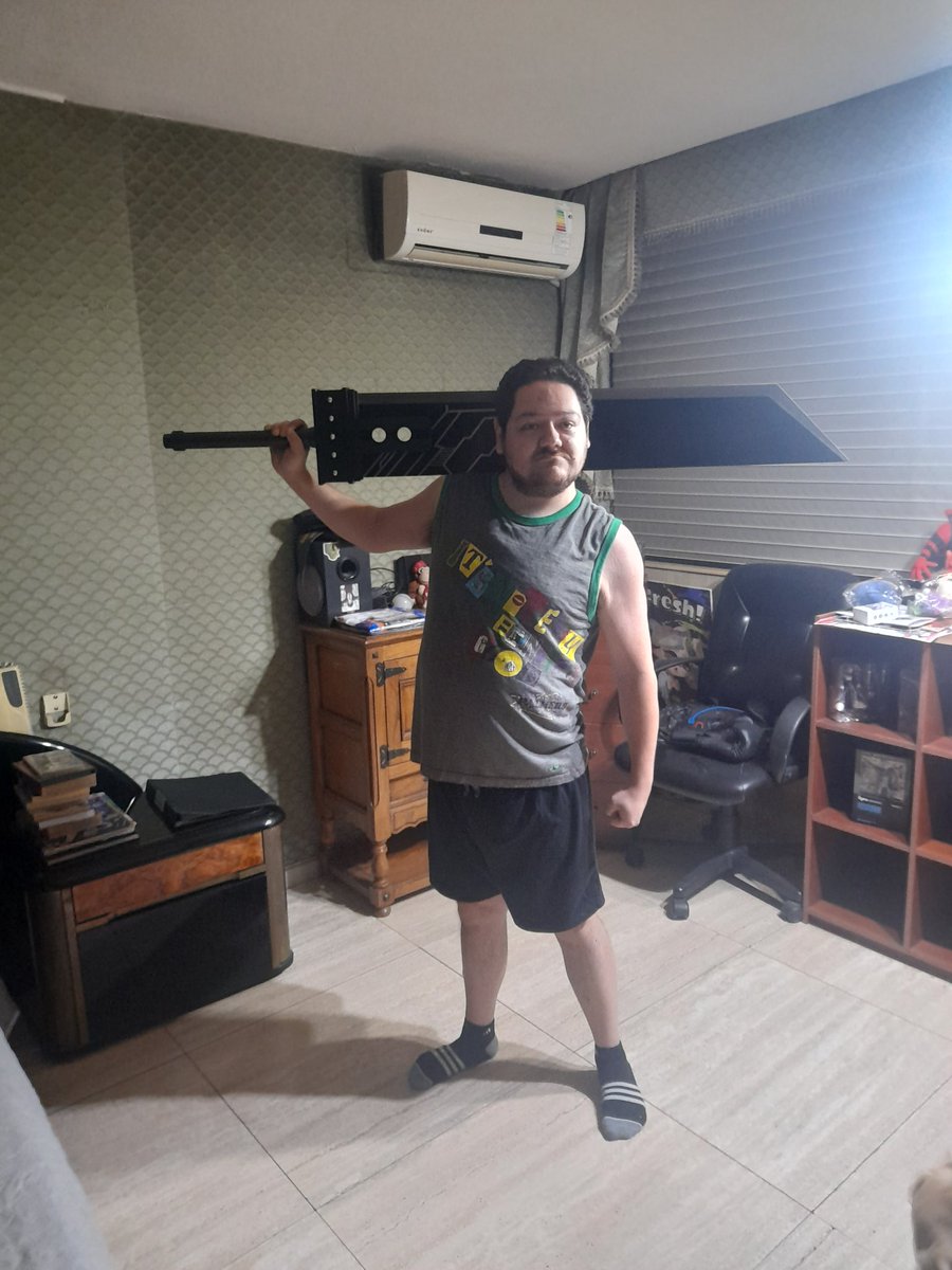 massoud98's tweet photo. Hermosas mis espadas... Veré las logísticas para poder llevarlas al Zenkoku! Iré de espectador y dejaré que se saquen fotos por un precio (a menos que sean Cloud Main o MK Leo)... Así me pagan los viajes en Uber(?) https://t.co/xMNtSHZ3UH