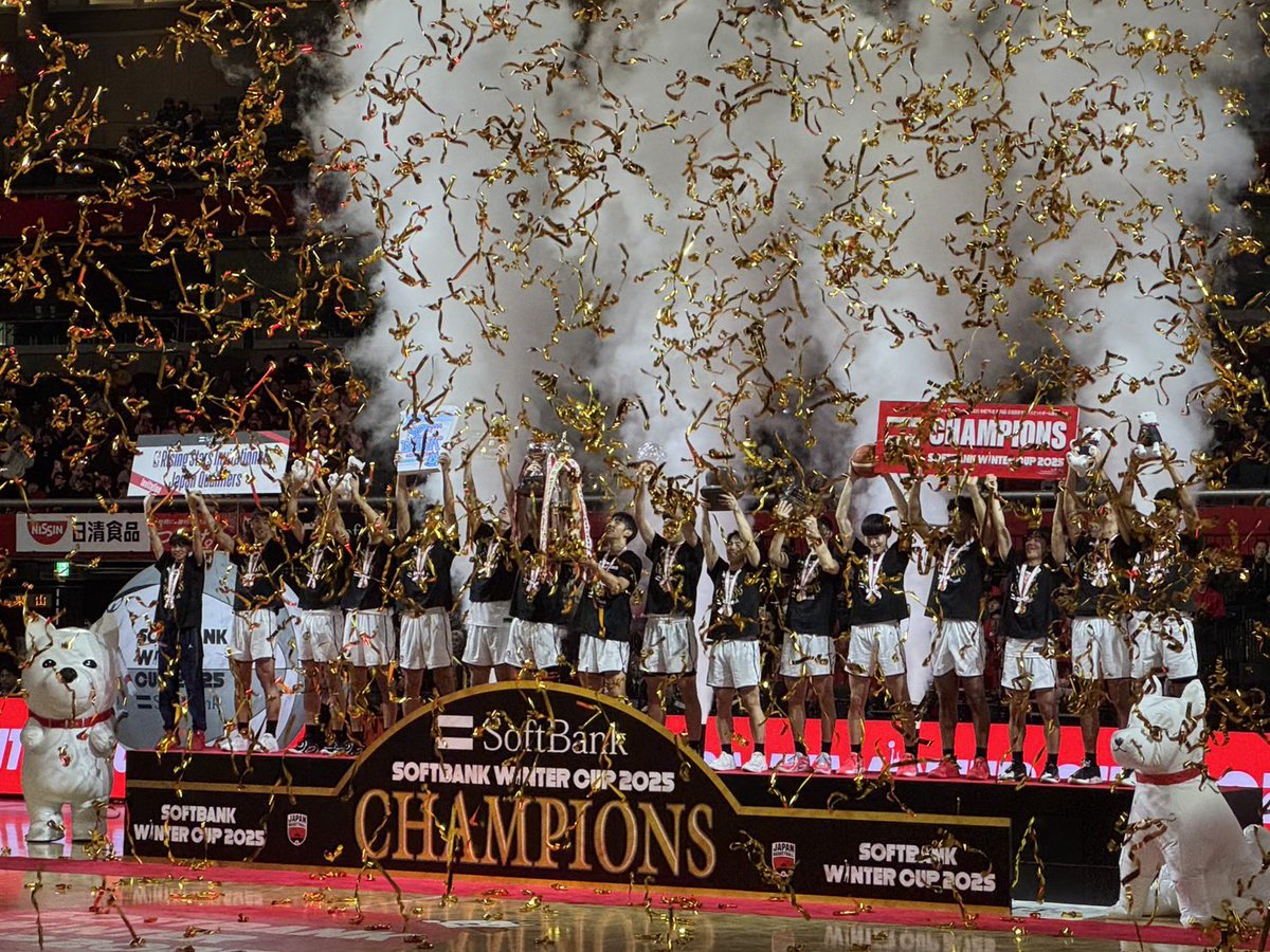 n_jny's tweet photo. ウインターカップ2025男子決勝戦は福岡県代表の福岡大学附属大濠高校が京都代表の東山高校を破り大会2連覇を成し遂げました🎉すごい👍
#ウインターカップ2025
#高校バスケットボール https://t.co/mqQstgKwLX