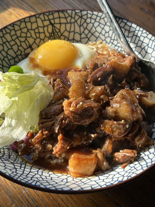 焦边流心蛋和卤肉饭 特别香特别好吃啊 又要减肥了