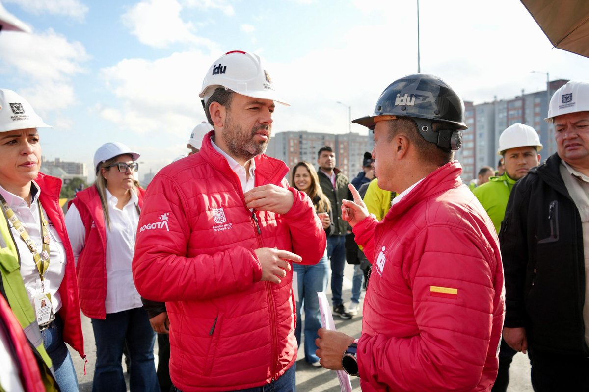idubogota's tweet photo. 🔴#AEstaHora el alcalde @CarlosFGalan, el director @OrlandoMolanoP, la secretaria @ClaudiaDiazAco1 y el subgerente de @TransMilenio, Pedro Gutiérrez, ponen al servicio de la ciudadanía la #GlorietaElevada de la av. Ciudad de Cali con av. Las Américas, con tres carriles para tráfico mixto. 
¡#LaCaliAvanza!