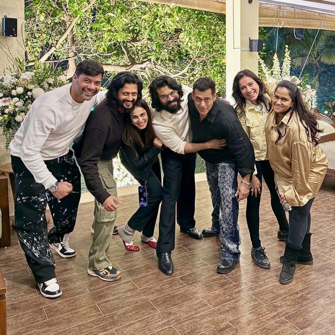 Latest pic of #SalmanKhan B'day party from #Panvel farmhouse..!! 

#RamCharan #RiteishDeshmukh #GeneliaDeshmukh #ArpitaKhanSharma